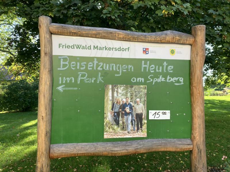 Führung zu Gräbern im Wald von Deutsch-Paulsdorf