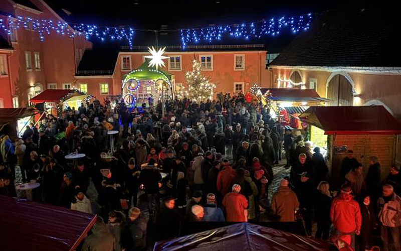 Weihnachtsmarkt mit Bergsicht