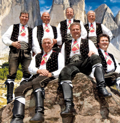 Kastelruther Spatzen mit dem „Friedensadler“