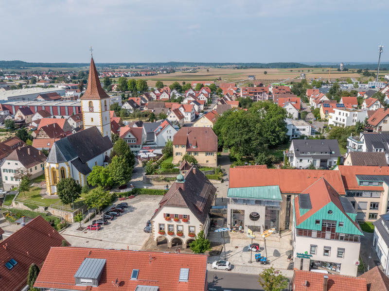 Holzgerlinger sind in der Holzhausstadt Nieksy Gast