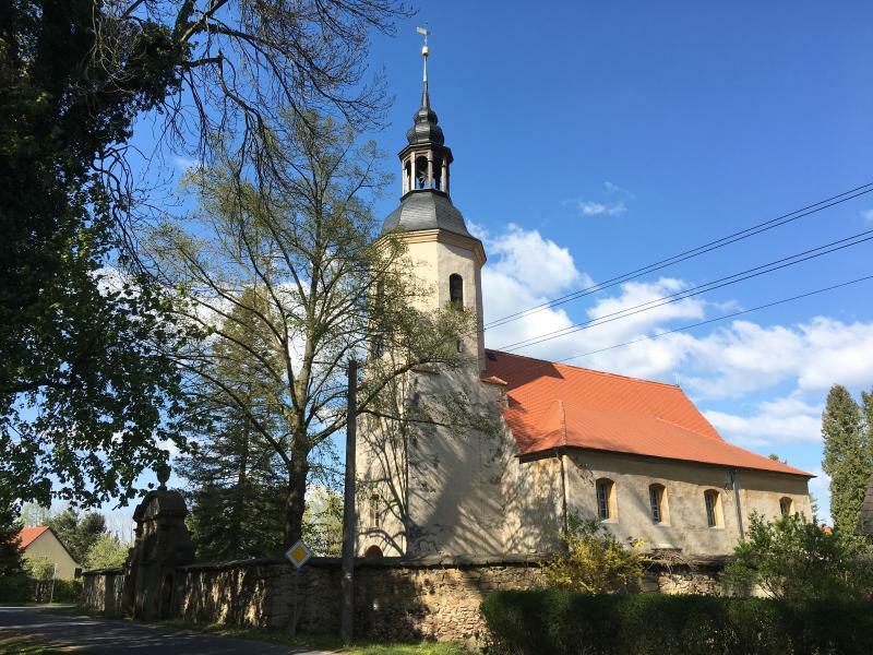 Junge Blickwinkel auf die alte Kirche in Ullersdorf