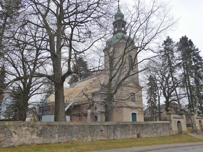 Hauswalder Kirche bekommt neues Dach aufgesetzt