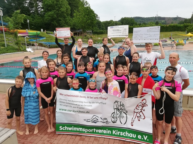 Junge Schwimmer im Neoprenanzug