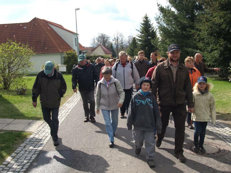 Groß Radisch: Auf Wanderung zur Kirschblüte