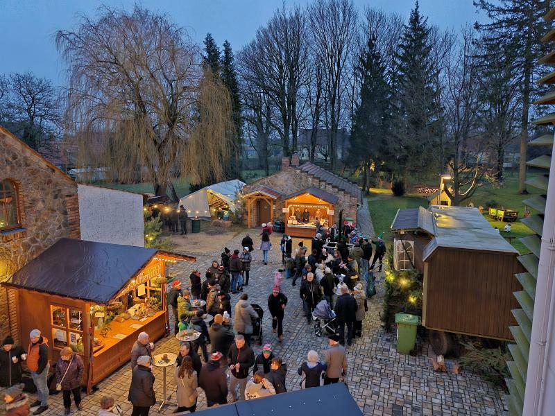Warm ums Herz durch Krippenspiel, Singen und Glühwein