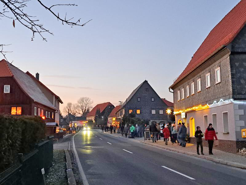 Eibauer Lichterweg entlang der Bundesstraße 96