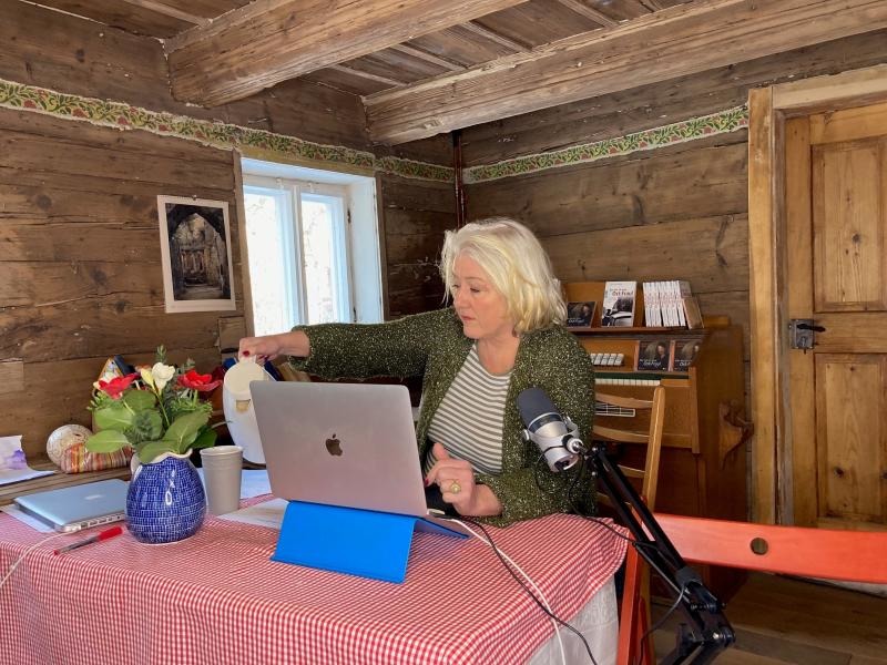 Tee- und Lesesalon: „Apfelsinen am Lausche-Hang“