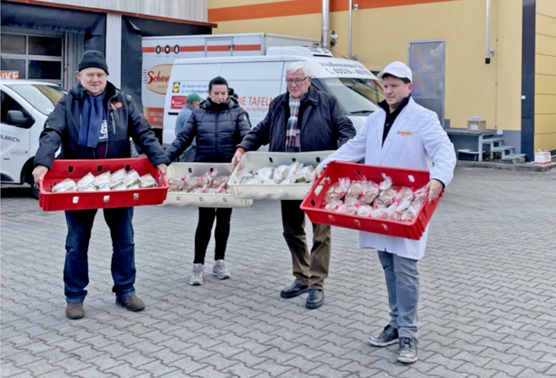 Traditionelle Aktion im Advent: Stollenübergabe an die Tafel 