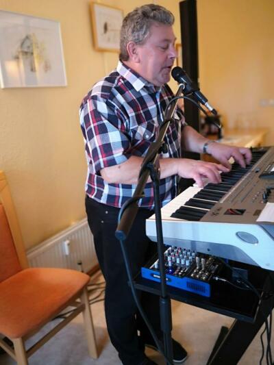 Die Senioren tanzen im Clubraum