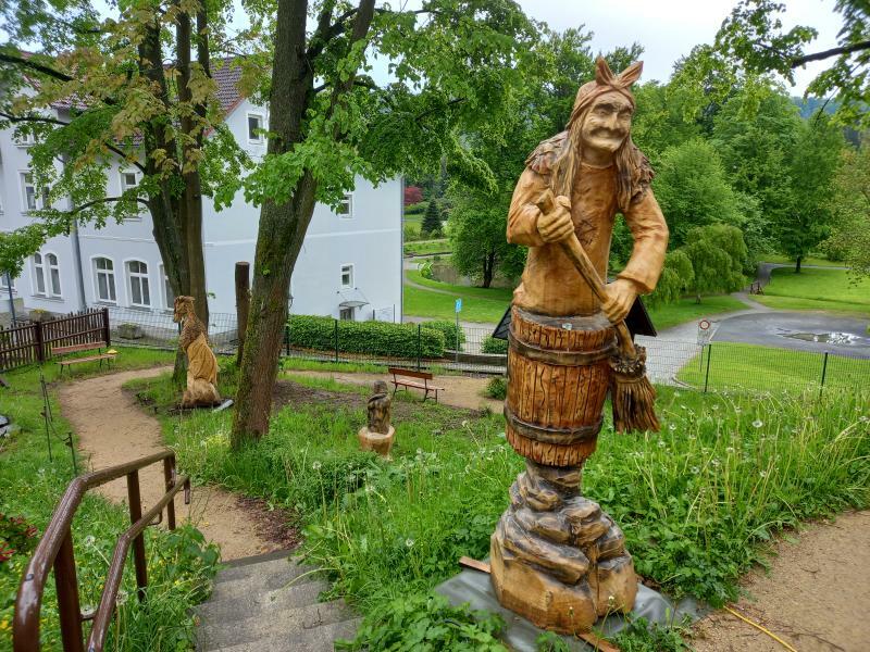 Kulthexe Baba Jaga bald in weiterer Gesellschaft