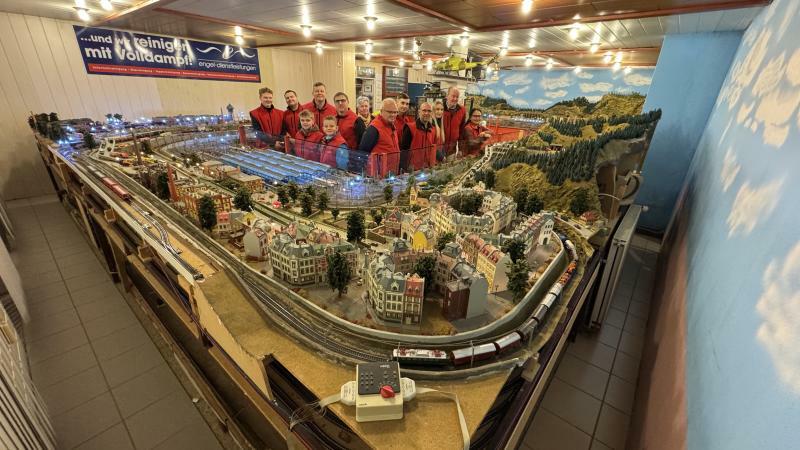 H0-Anlage in vollem Betrieb 