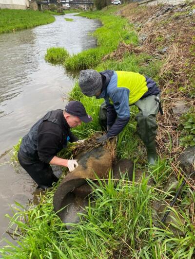 Angler befreien Mandau von Müll