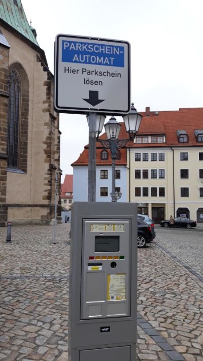 Moderner Parken an der Spree