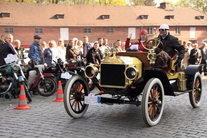 Ölige Hände und schicke Kleider bei Oldtimerrallye