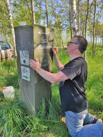 Oliver Rettig rettet die alten Beschriftungen