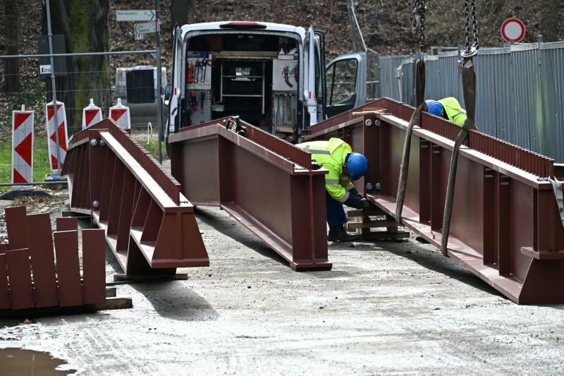 Ein Kran hebt die Stahlträger für das Orgeldach in die Görlitzer Stadthalle