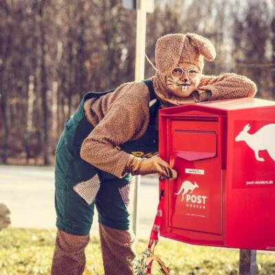 Osterhasen freuen sich auf viel Post aus aller Welt