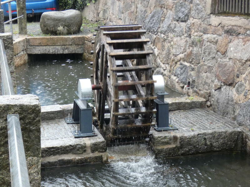 Steinigtwolmsdorf: Wasserrad wieder in Betrieb