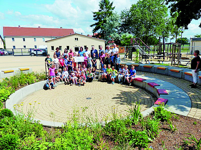 Großzügige Spende für neuen Spielplatz