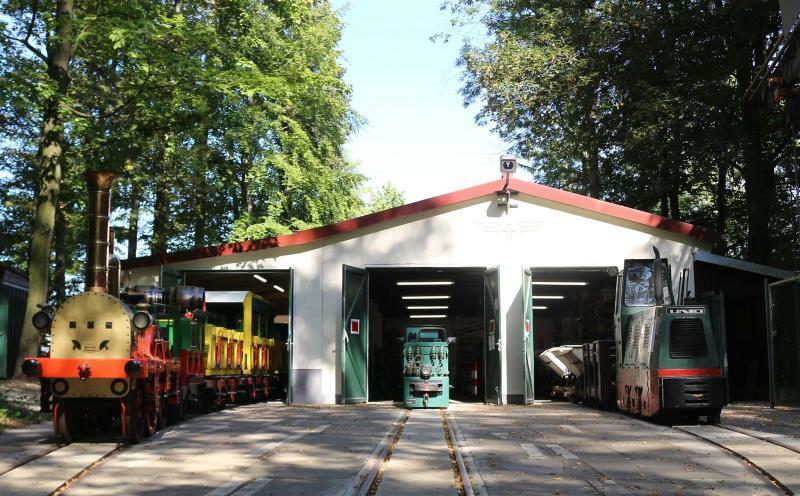 Lokschuppentore der Parkeisenbahn werden geöffnet