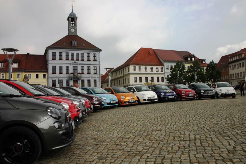 Fiat 500 auf großer Fahrt