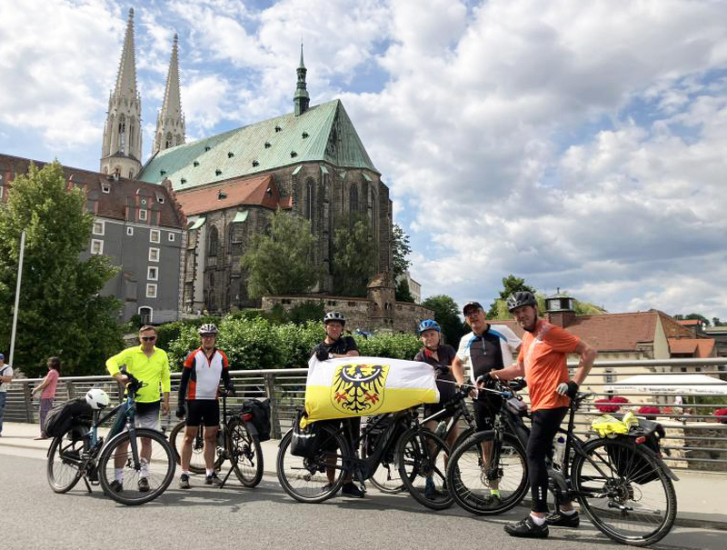Eine Fahrradtour feiert zwei Partnerschaften an zwei Grenzen