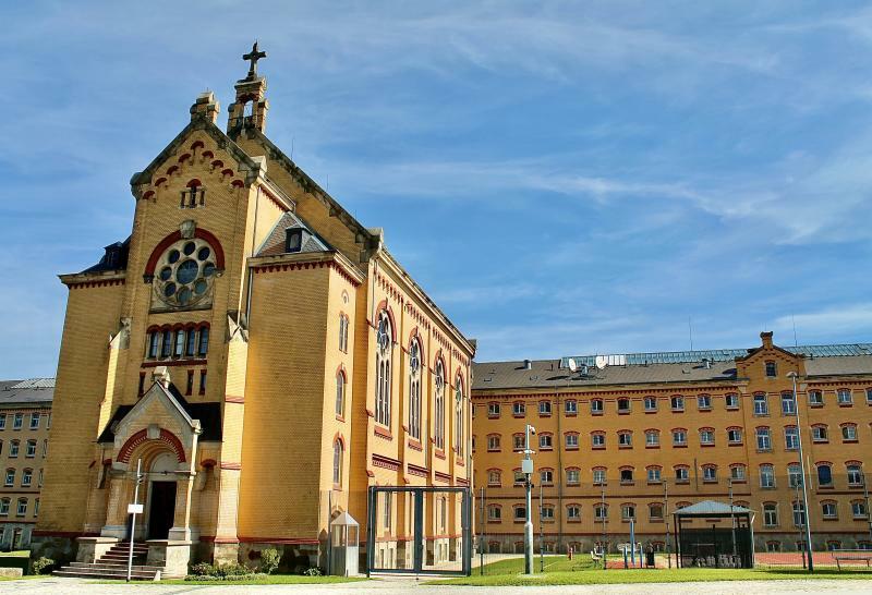 Offenes Tor und vergitterte Fenster in Bautzen