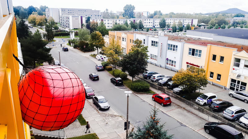 Roter Ball gleich sanierte Wohnung