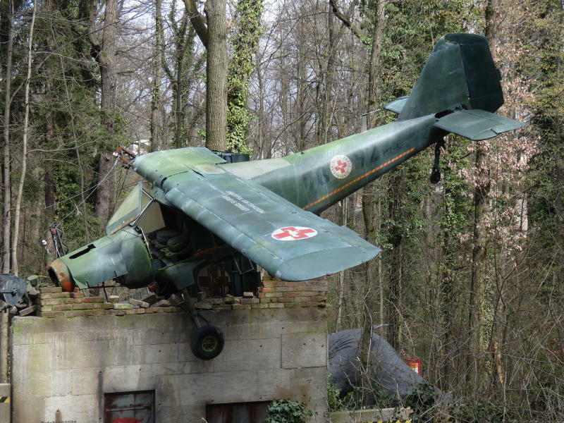 Dinosaurier bringen in Kleinwelka Flugzeug zum Absturz