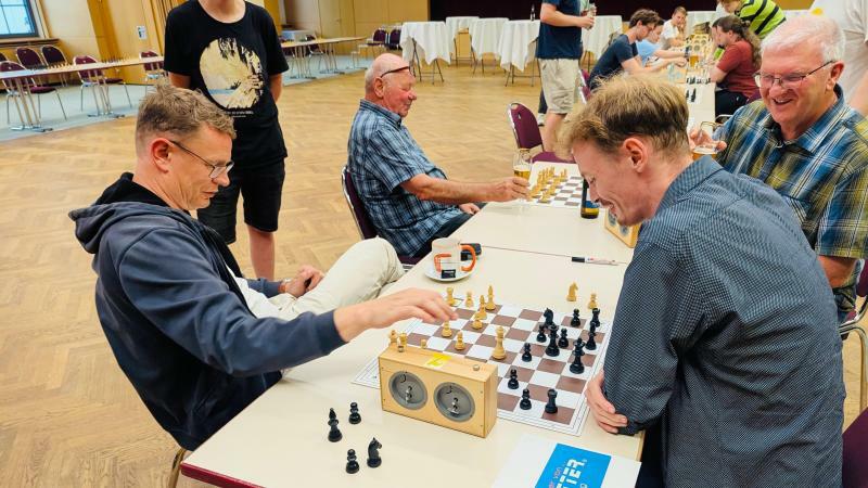 Schach-Bundestrainer spielt in Niesky einfach mit