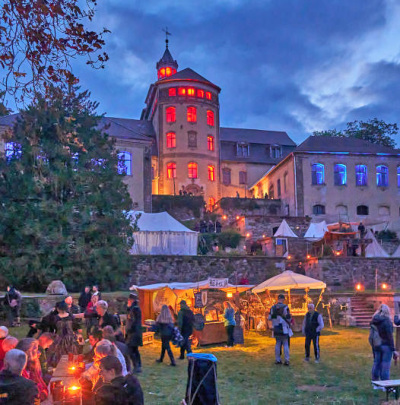 Das Hainewalder Schloss versinkt im Mittelalter