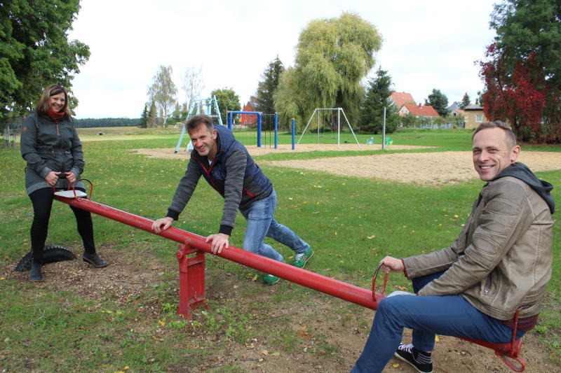 Sportfreunde peppen Dorfspielplatz auf