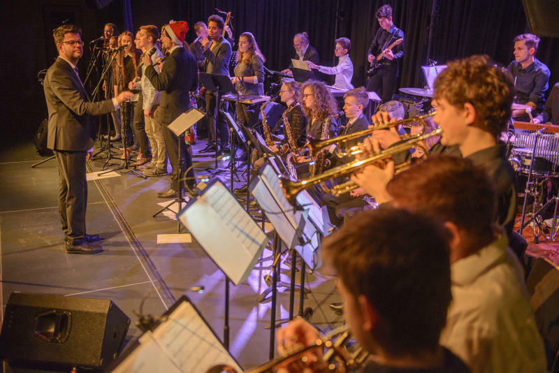 Santa swingt im Steinhaus in Bautzen