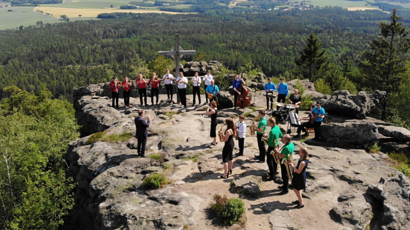 Orchester Klangfarben musiziert in luftiger Höh'