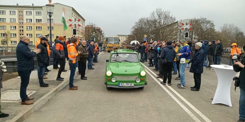 Verkehr rollt über sanierte die sanierte Mandaubrücke 