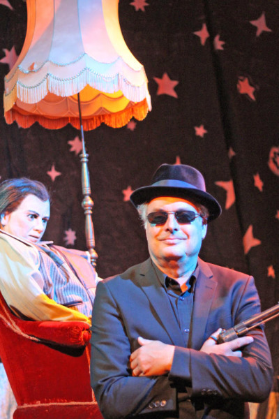 „Travis Pine – ein Mann des Volkes“