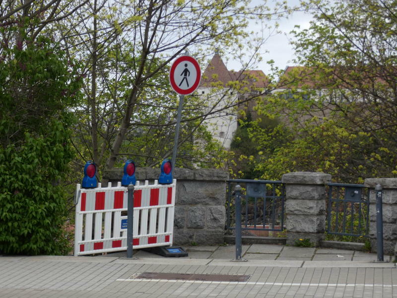 Treppe zur Spree an der Friedesbrücke ist gesperrt