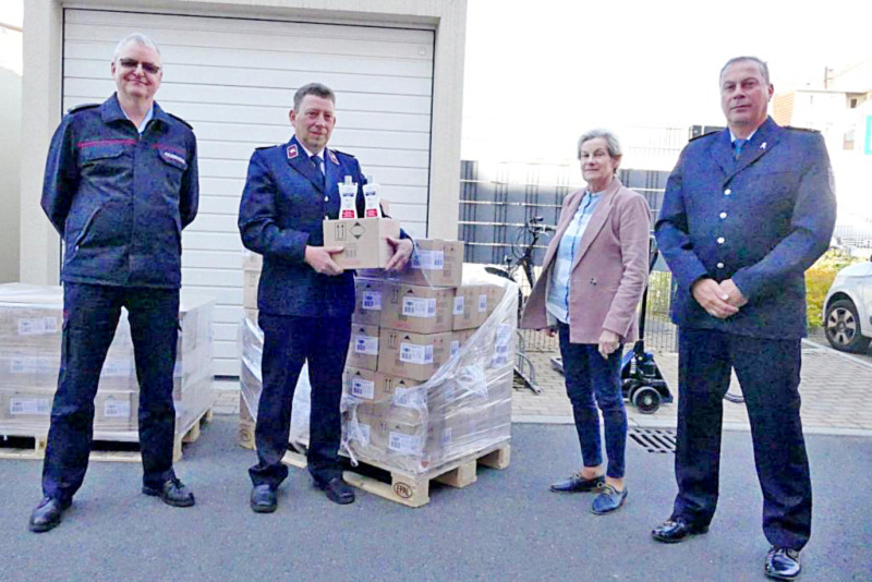 Feuerwehrkameraden freuen sich über Handdesinfektionen