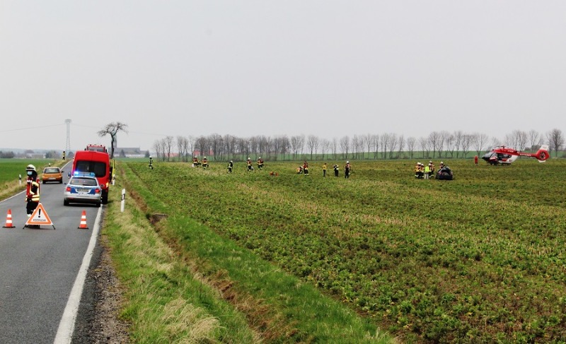 Auto landet bei Radibor auf einem Feld