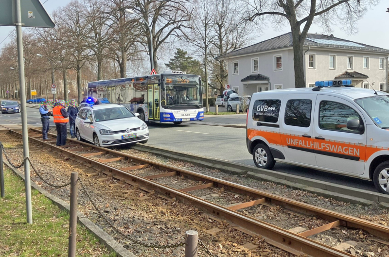 Auto landet im Gleisbett der Görlitzer Straßenbahn
