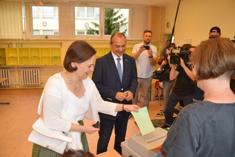 Blaue Gruppe eröffnet das politische Duell