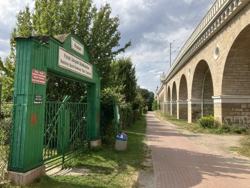 Wo verläuft die Grenze am Neißeviadukt?