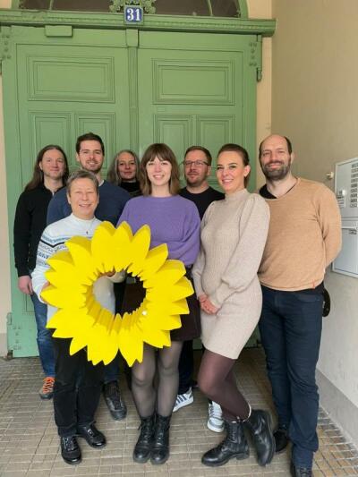 Neun Vorstandsmitglieder im Zeichen der Sonnenblume