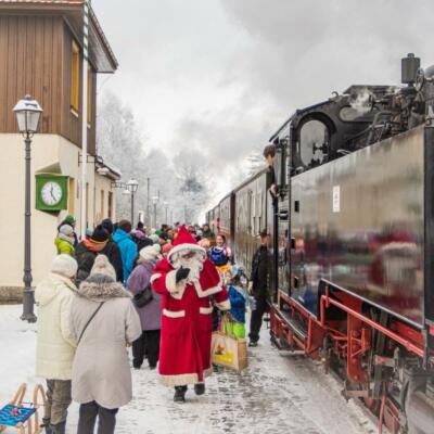 Weihnachtsmann fährt mit der Schmalspurbahn