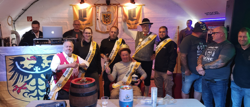 Manni trägt die Bierkrone nach Mehrkampf