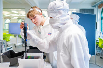 Mikrochips zum Anfassen im Labor der Hochschule