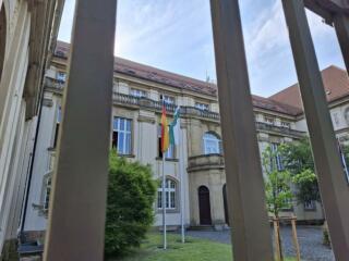 Fahnen sollen wehen vor den Schulen