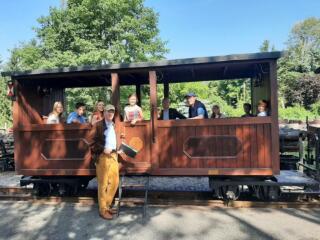 Waldeisenbahn fährt auf sanierter Tonbahnstrecke