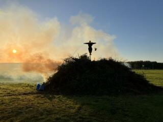 Die Walpurgisfeuer warten auf letztes Brenngut
