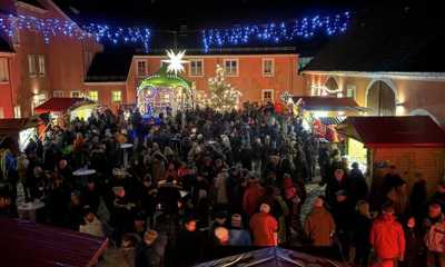 Weihnachtsmarkt mit Bergsicht